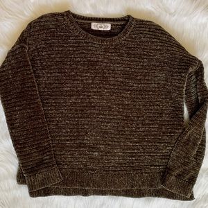 ✨ALL ITEMS $5✨ Pink Rose Velvet Green Sweater